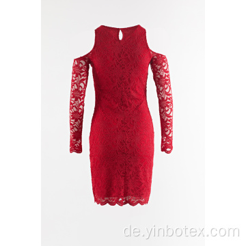 Rotes Spitzenkleid mit Schulterfrei